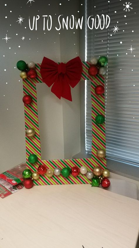 Diy Christmas Party Photo Backdrop, Diy Photobooth Christmas, Christmas Photo Frames Diy, Christmas Picture Booth Ideas, Ffa Christmas Party Ideas, Christmas Diy Photo Booth, Christmas Decor With Cardboard, Backdrop For Christmas Photos, Christmas Back Drop Diy