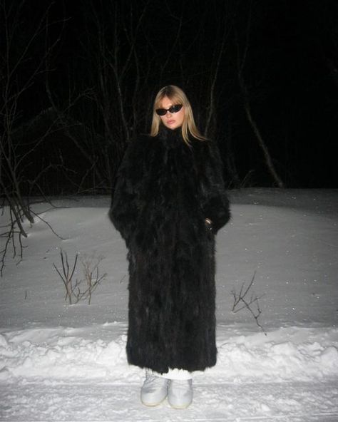 Ida Sjunnesson on Instagram: "Winter wonderland" Black Fur Coat Outfit, Dark Night Aesthetic, Minimalist Style Fashion, Coat Outfits For Women, Black Coat Outfit, Latest Winter Fashion, Apres Ski Outfits, Fur Coat Outfit, Winter Dark