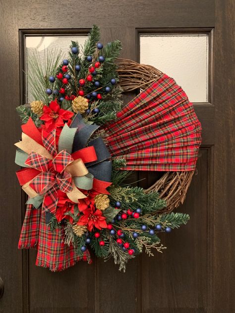 Plaid Christmas Wreath, American Flag Scarf, Tartan Plaid Christmas, Xmas Table Decorations, American Flag Wreath, Swag Ideas, Tartan Christmas, Christmas Flag, Xmas Deco