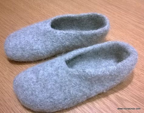 Wool Slippers Diy, Felted Wool Slippers Pattern, Knitted Felted Slippers Free Pattern, Knitted Slippers Free Pattern Easy, Wool Slippers Pattern, Felting Shoes, Felted Slippers Pattern, Sewing Slippers, Knitting In The Round