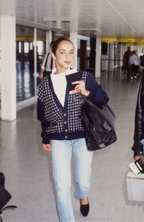 Lessons in Style - SADE - Blue is in Fashion this Year Looks Jeans, Quiet Storm, Chique Outfits, Moda Vintage, Mode Inspo, Mode Inspiration, Denim Outfit, Look Chic, Street Fashion