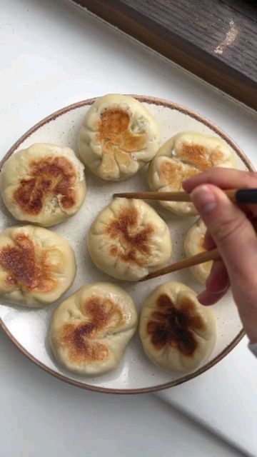 @vegan.challenge.club on Instagram: ""GET The Complete Plant Based Cookbook - Over 200+ Delicious Vegan Recipes Including 30-day Meal Plans" =>> LINK IN BIO 🔗 @vegan.challenge.club

1️⃣ or 2️⃣? Which #recipe would you try?👇

By @Healthbychels

1️⃣ Fluffy steamed bao buns 🤤

180g plain flour
1 tsp instant yeast
1/2 cup warm water
Pinch salt
1/2 tsp oil

1 small carrot
1 onion
8 @meatlessfarm plant based meatballs
A handful of mushrooms
1 tbsp soy sauce
1 tsp sesame oil
1/2 tsp garlic powder
1/2 tsp maple syrup

Dash of oil
2 x 1/4 cup water

Grate the carrot, onion and mushrooms. Add them to a frying pan along with the ‘meatballs’. Use a fork to mash them up in the pan. Start to cook everything in the sesame oil, over medium heat. Cook for around 20 mins, then add all seasonings and remo Plant Based Meatballs, Steamed Bao Buns, Steamed Bao, Food Experiments, Plant Based Cookbook, Bao Buns, Food Artwork, Tasty Recipes Videos, Quick Recipes Snacks