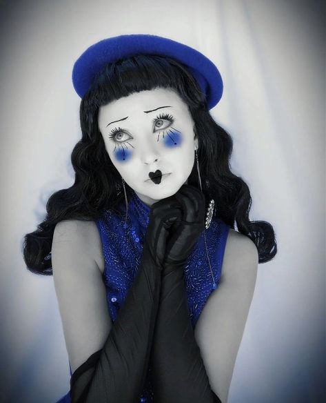 Old Fashioned Clown Makeup, Female Mime Makeup, French Mime Aesthetic, Creepy Mime Makeup, Mime Makeup Aesthetic, Diy Vintage Clown Costume, Halloween Characters Makeup, Mime Makeup Halloween, Blue Clown Costume