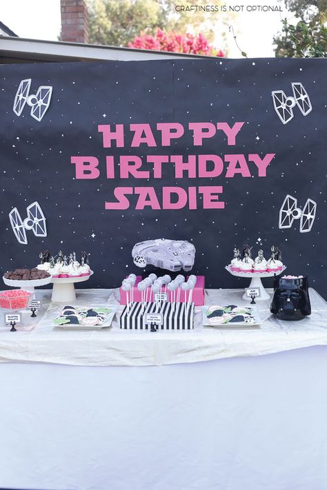 girly star wars party tablescape Girly Star Wars Party, Girl Star Wars Party, Girly Star Wars, Princess Leia Party, Girls Star Wars Party, Birthday Party Snacks, Girls Party Decorations, Girls Birthday Party Themes