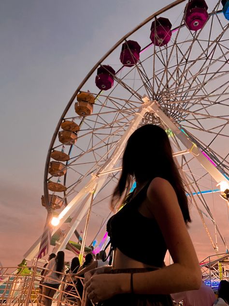 Ferris wheel instagram idea Cute Ferris Wheel Pictures, Ferris Wheel Photoshoot, Amusement Park Photoshoot, Ferris Wheel Pictures, Biang Lala, Ferris Wheel Aesthetic, Carnival Photo Shoots, Fair Photoshoot, Carnival Aesthetic