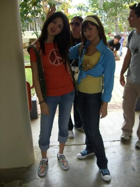 Selena And Demi, 2010 Outfits, Princess Protection Program, Channel Outfits, Selena Gomez Outfits, Early 2010s, Alex Russo, 2010s Fashion, Early 2000s Fashion