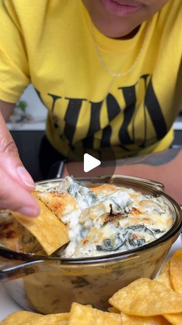 Spinach Artichoke Dip Video, Spinish Artichoke Dip Recipes, Veggies Meals, Appetizer Night, Appetizer Easy, Spinach And Artichoke Dip, Cheese Appetizer, Artichoke Dip Recipe, Fresh Spinach