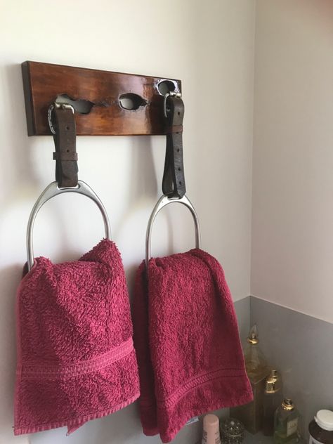 Stirrup Towel Holder, Horse Tack Home Decor, Horse Shoe Ideas Rustic, Horse Theme Bathroom, Horse Bit Towel Holder, Diy Equestrian Stuff, Tack Room Decor, Stirrup Decor Ideas, Tackroom Ideas Equestrian