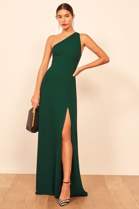 Showcase your shoulders and shape in this body-skimming gown in rich emerald green from Reformation. Complete your look with shoulder-grazing earrings, statement pumps, and classic red lips for the perfect wedding guest outfit at a modern fall wedding. Click to find more wedding guest dresses just like this one! // Photo: Reformation Classy Wedding Guest Dresses, Winter Wedding Guest Dress, Fake Account, Fitting Skirt, Beach Wedding Guests, Beach Wedding Guest Dress, Best Wedding Guest Dresses, Fall Wedding Guest, Outfit Wedding Guest