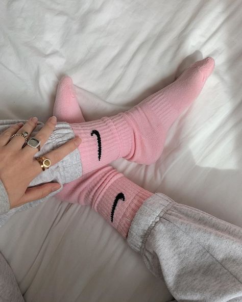 Pink Socks Outfit, Socks Aesthetic, Blouse Man, Trendy Socks, Heart Socks, Sock Outfits, London Style, Nike Socks, Pink Socks