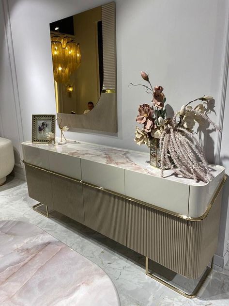 Console Table Design Modern Luxury, Console Table Design Modern, Dining Table Interior, Cream Console Table, Mirror Dining Table, Mirrored Coffee Table, Luxury Console Table, Dining Room Design Luxury, Luxury Sideboard