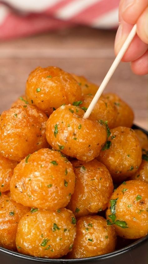 Crunchy Garlic, Potato Puffs, Potato Recipes Side Dishes, Tasty Recipes Videos, Quick Recipes Snacks, Recipes Side Dishes, God Mat, Think Food, Delicious Snacks