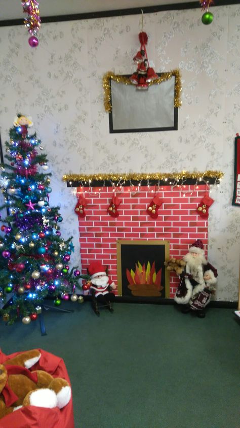 Living room role play at Christmas. Structured Play, Corner House, Fireplace Ideas, Role Play, Sunday School, Fireplace, Spa, How To Plan, Living Room