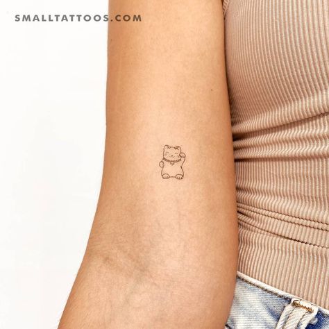 Fine line Maneki-Neko temporary tattoo done on the Tiny Japanese Tattoos, Japanese Minimal Tattoo, Fine Line Japanese Tattoo, Japanese Fine Line Tattoo, Japanese Minimalist Tattoo, Japan Inspired Tattoo, Simple Japanese Tattoo, Feline Tattoo, Maneki Neko Tattoo