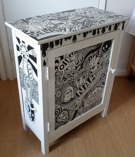 Doodle cupboard Posca Furniture, Drawing On Furniture, Painting On Cupboard, Cupboard Painting Ideas Diy, Cupboard Painting Ideas, Cupboard Painting, Graffiti Furniture, Spring Home Decor Ideas, Painted Bookshelves