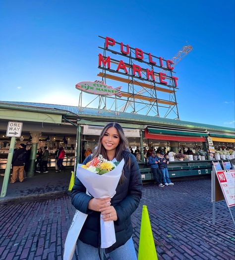 Pikes Place Market Photoshoot, Pike Place Market Photo Ideas, Pikes Place, Pike Market Seattle, Summer Seattle Outfits, Pike Place Market Outfit, Pike Place Market Seattle Photography, Seattle Pictures Instagram, Pike Place Market Photoshoot