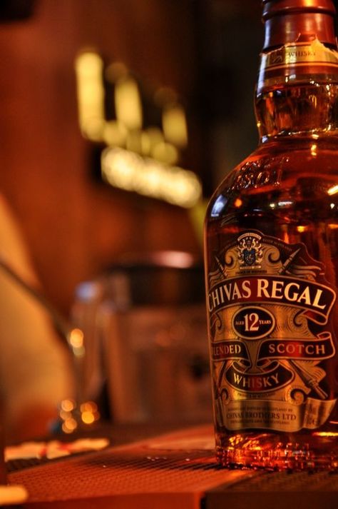 Whisky Chivas Regal, Whisky Chivas, Wine Bottle Photography, Liqueur Drinks, Chivas Regal, Dont Drink And Drive, Whisky Bottle, Blended Scotch Whisky, Whiskey Drinks