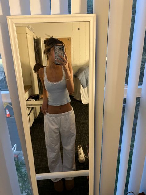 #brandymelville #ootdfashion #fashion #sweatpants #uggs #tanktop #fallfashion #comfystyle Basic Loungewear Outfits, Lazy Sweatpants Outfit, Comfy Outfits Lazy Sweatpants, Tank Top And Sweatpants, Cargo Sweatpants Outfit, Sweatpants Outfit For School, Fashion Sweatpants, Comfy School Outfits, Cutest Outfits