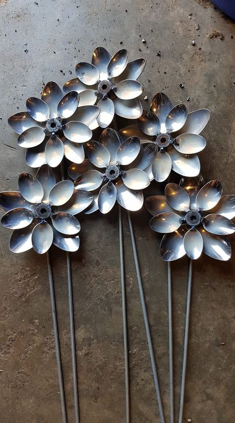 Welded Garden Decor, Screw Flowers Diy, Welded Flowers Metal Art, Simple Welding Projects For Beginners, Metal Flowers Diy Yard Art, Screw Flowers, Welded Yard Art, Metal Flowers Diy, Welded Flowers