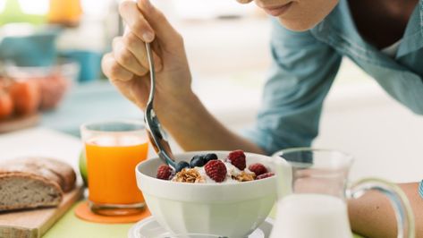 The #1 Breakfast Habit for Weight Loss, Says Dietitian — Eat This Not That Breakfast Low Carb, Skipping Breakfast, Overnight Oat, Diet Vegetarian, Best Breakfast Recipes, Health Breakfast, Idee Pasto Sano, Sugar Cravings, Ginger Ale