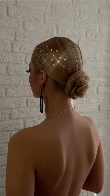 New Year's Eve Hairstyles: 10 Stunning Looks to Stun the Crowd Sleek Prom Hair, Dance Competition Hair, Nye Hairstyles, Ponytail Hairstyle Ideas, Holiday Hairstyles Easy, Ponytail Ideas, Holiday Party Hair, Ballet Hairstyles, Competition Hair