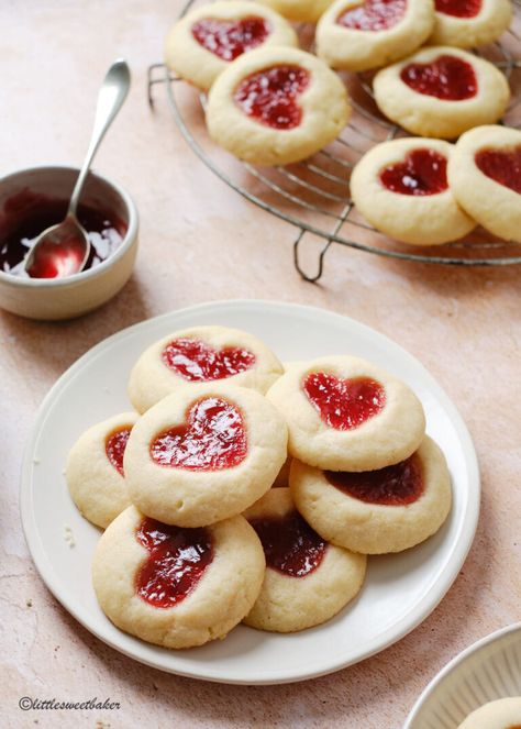 These strawberry thumbprint cookies are not only adorable but also delicious to eat. With their buttery cookie base and sweet strawberry filling, they're sure to become a favorite in your household. Vintage Baked Goods, Tea Time Sweets, Log Cookies Recipes, Baked Goods For Boyfriend, Easy Tea Party Desserts, Small Baked Goods, Heart Jelly Cookies, Fruit Cookie Recipes, Baked Goods Packaging Ideas