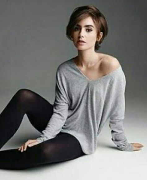 Foto favorita: Lily Collins (15) Lily Collins Short Hair, ليلي كولينز, Lily Collins Hair, Short Bob Styles, Angled Bob, Punk Hair, Woman Sitting, Penteado Cabelo Curto, Trending Hairstyles