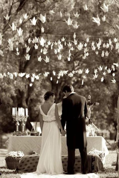 Un sueño!! Si quiero esto!!! Literature Wedding, Origami Wedding, Umbrella Wedding, Wedding Deco, Wedding Locations, Future Wedding, Boho Wedding, Vintage Wedding, Wedding Designs