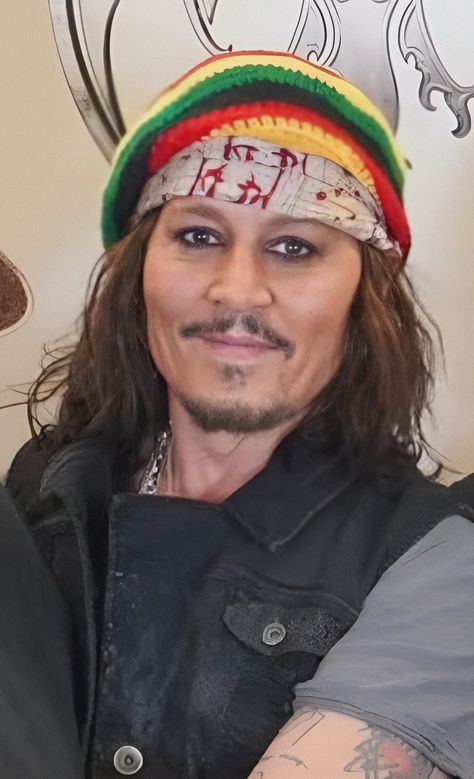 Johnny Depp Selfie 2024, Johnny Depp Selfie, Selfie On Bed, Better Boyfriend, Bed Ikea, Johnny Depp Images, Johnny Depp Characters, Hollywood Vampires, Selfie Picture