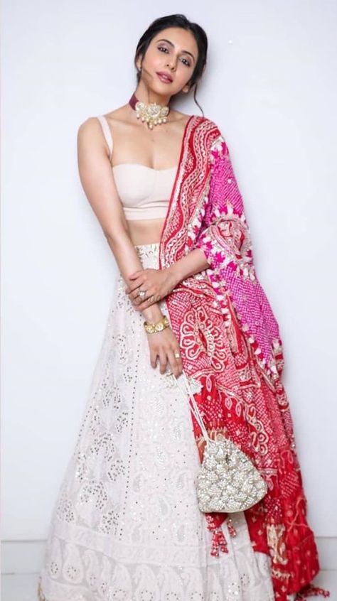 #Guide101: How To Include Bandhni Print In Your Outfits | ShaadiSaga Rakul Preet Singh, Indian Outfits Lehenga, Lehnga Dress, Gaun Fashion, Rakul Preet, Traditional Indian Outfits, Indian Bridal Dress, Indian Gowns Dresses, Indian Lehenga