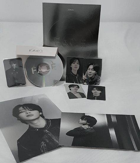 Album de kpop 'FACE' do cantor Jimin do BTS, de capa prata reluzente, dois mini pôsters, cinco photocards e um CD, dispostos em harmonia em cima de um fundo branco. Jimin Face Album Aesthetic, Bts Album Aesthetic, Jimin Merch, Kpop Rooms, Kpop Unboxing, Aesthetic Jimin, Jimin Face, Album Kpop, Face Aesthetic