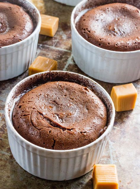 Chocolate Caramel Lava Cakes - Tornadough Alli Caramel Lava Cake, Carmel Desserts, Healthy Foods Recipes, Individual Treats, Lava Cake Recipe, Fancy Desserts Recipes, Lava Cake Recipes, Easy Dessert Recipes Quick, Cakes Chocolate