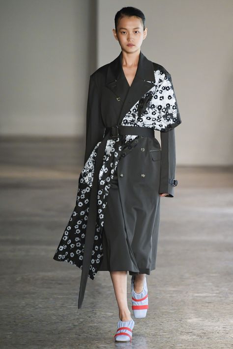 Gabriele Colangelo Spring 2018 Ready-to-Wear  Fashion Show Collection Fashion Silhouette, 60 Fashion, Fur Scarf, How To Wear Scarves, Fashion Show Collection, Fashion 2020, Mode Inspiration, Fashion Sketches, Fashion Week Spring