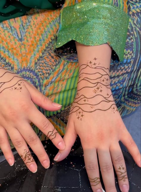 Arabic Simple Henna, Henna Designs Arabic, Minimalist Henna, Minimal Mehendi, Types Of Tattoos, Traditional Henna Designs, Back Hand Henna, Ramadan Henna, Henna Designs Back