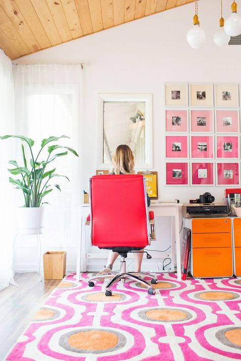 Emma's home office tour (via abeautifulmess.com) Computer Nook, Orange Office, Bright Office, Cozy Desk, Quiet Room, Pink Office, Desk Space, Home Office Setup, Beautiful Mess