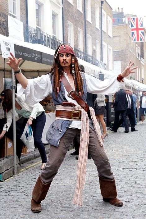 Diy Pirate Costume Men, Captain Jack Sparrow Costume Women, Pirate Costume Jack Sparrow, Male Pirate Costume, Jack Sparrow Costume Diy, Diy Jack Sparrow Costume, Easy Jack Sparrow Costume, Jack Sparrow Outfit, Pirate Costume Man