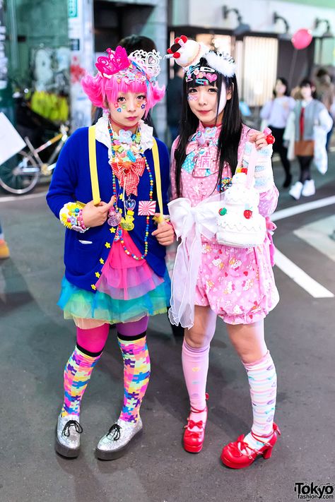 "Creamy Sauce" (left) & Narumin (right) | 16 December 2013 | #couples #Fashion #Harajuku (原宿) #Shibuya (渋谷) #Tokyo (東京) #Japan (日本) Colorful Harajuku, Decora Girl, Fashion Subcultures, Decora Style, Kitty Care, Decora Fashion, Decora Harajuku, Harajuku Decora, Colourful Things