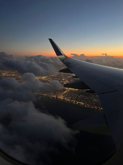 Sunset flight Aesthetic Flight Pics, Flights Aesthetics, Flight Sunset, Travel Core, Flight Aesthetic, Sunset Flight, Plane View, Traveling Aesthetic, Plane Photos