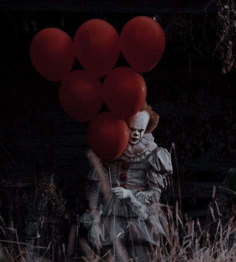 Pennywise Film, Pennywise The Clown, Movie App, Emo Pfp, Scary Movie Characters, Pennywise The Dancing Clown, It The Clown Movie, Scary Wallpaper, Horror Movie Icons