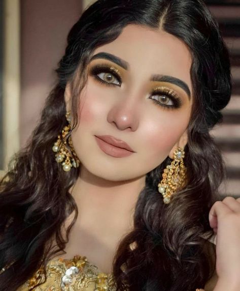 Makeup Ideas Matte, Creative Eyeliner Looks, Makeup Ideas For Beginners, Trendy Makeup Looks, Eid Makeup Look, Pakistani Makeup Looks, Makeup Pakistani, Pakistani Makeup, New Makeup Trends