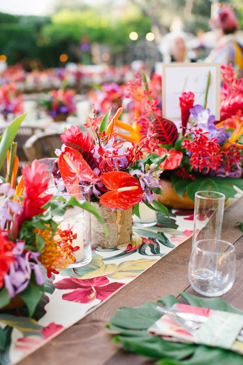 Tropical tablescape Lua Party, Bali Elopement, Tropical Table Runners, 21 Dinner, Tropical Table, Princess Clothes, Tropical Wedding Inspiration, Wedding Motifs, Sandals Wedding