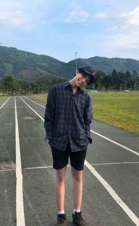 Outfit Cowo Mamba, Uniqlo Men Outfit, Style Nam, Outfit Cowo, Outfit Cowok, Trendy Boy Outfits, Uniqlo Men, Mens Trendy Outfits, Mens Casual Dress Outfits