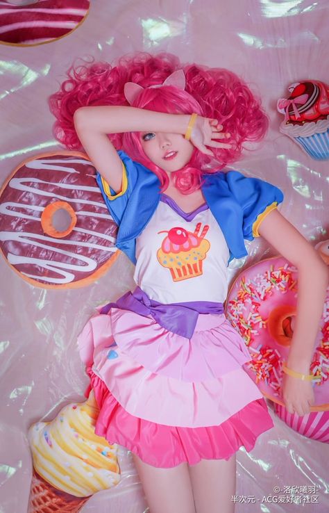 Pinkamena Cosplay, Mlp Human Pinkie Pie, Pinky Pie Human, Pinkie Pie Human Black, My Little Pony Pinkie Pie, Pinkie Pie Aesthetic Outfit, Lying Down, Mlp Pinkie Pie, Human Pinkie Pie Fan Art