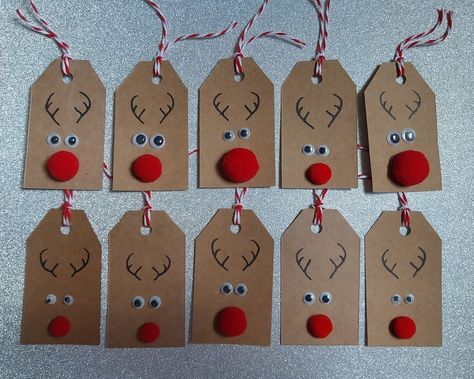 Christmas Crafts To Sell At School Fair, How To Make Gift Tags Diy, Christmas Gift Tags With Buttons, Home Made Christmas Gift Tags, Xmas Craft Gift Ideas, Diy Xmas Tags, Present Tags Christmas, Christmas Gift Tags Ideas, Wooden Gift Tag Ornaments