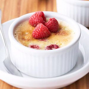 Raspberry Creme Brulee Creme Brulee Recept, Raspberry Creme Brulee, Raspberry Recipes Dessert, Raspberry Desserts, Creme Brulee Recipe, Brulee Recipe, Raspberry Recipes, Berry Dessert, French Desserts