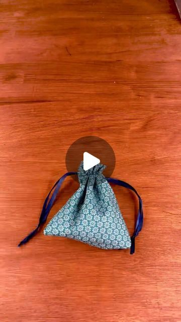 ✂️ Couture Enfant on Instagram: "Pour coudre un petit pochon de lavande, tu auras besoin d’1 rectangle de 40x15cm, et de ruban pour refermer le sac. Et évidemment, de lavande sèche à mettre à l’intérieur ! #tutocouture #pochon #lavande #sac #couturefacile #couturedebutant #apprendreacoudre #sewing" Sewing Sachet Bag, Sachet Bags, Sachets, Couture, Tote Bag, Sewing, On Instagram, Art