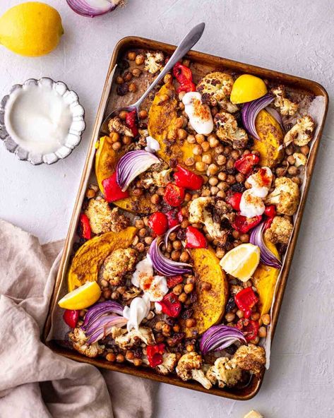 Moroccan vegetable tray bake https://www.rainbownourishments.com/moroccan-vegetable-tray-bake/ Baked Sausage, Cinnamon Sticky Buns, Grilled Broccolini, Moroccan Vegetables, Healthy Vegan Dinner, Spiced Cauliflower, Coconut Muffins, Vegan Baked, Vegetable Tray