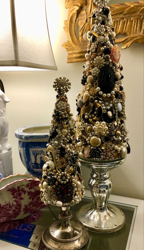 Diy Jewelry Christmas Tree, Christmas Tree Made With Jewelry, Recycled Jewelry Upcycling, Christmas Tree Made From Vintage Jewelry, Christmas Tree Jewelry Trees, How To Make Vintage Jewelry Tree, Christmas Cone Trees, Jewelry Tree Diy, Jewelry Tree Craft