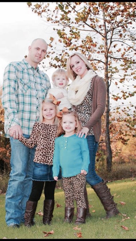 Family photos- leopard and turquoise. Family Photos Fall, Cute Picture Ideas, Fall Family Portraits, Fall Family Pictures, Family Of 5, Photo Fun, Family Picture Outfits, Cute Picture, Fall Family Photos