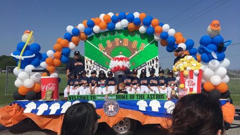 Astros baseball parade float Parade Floats With Balloons, Baseball Christmas Float Ideas, Float Ideas For Parade Homecoming, School Parade Float Ideas, Baseball Float Ideas Parade, Baseball Parade Float, Parade Float Ideas Baseball, Ffa Decorations, Fiesta Float